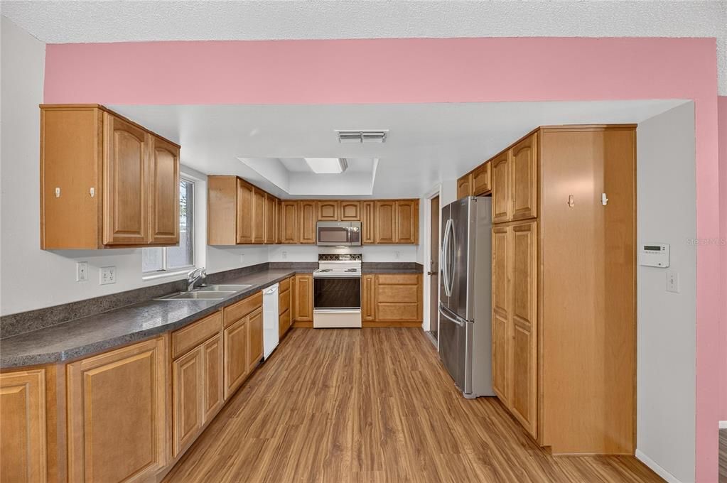 For Sale: $275,000 (3 beds, 2 baths, 1041 Square Feet)
