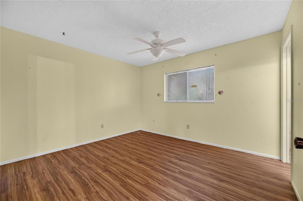 For Sale: $275,000 (3 beds, 2 baths, 1041 Square Feet)