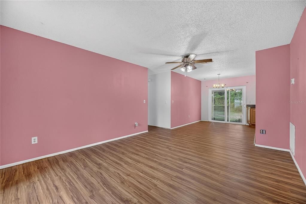 For Sale: $275,000 (3 beds, 2 baths, 1041 Square Feet)