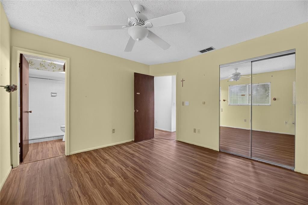 For Sale: $275,000 (3 beds, 2 baths, 1041 Square Feet)