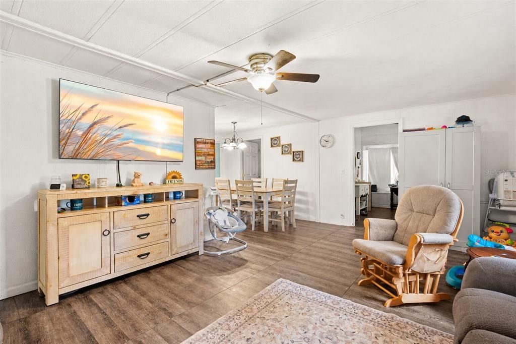 For Sale: $225,000 (4 beds, 2 baths, 1272 Square Feet)