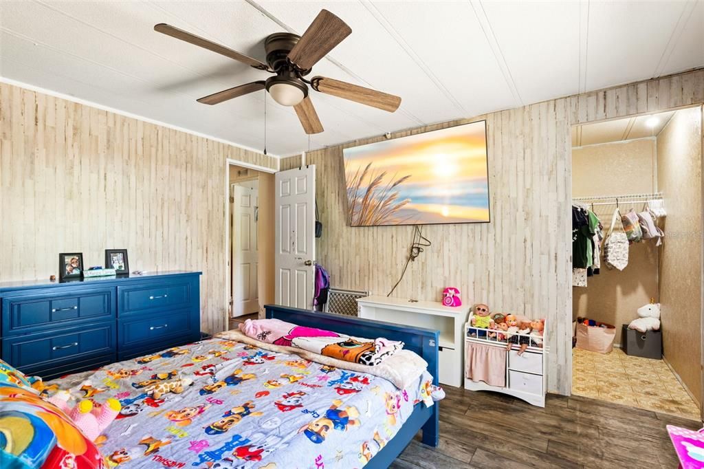 For Sale: $225,000 (4 beds, 2 baths, 1272 Square Feet)