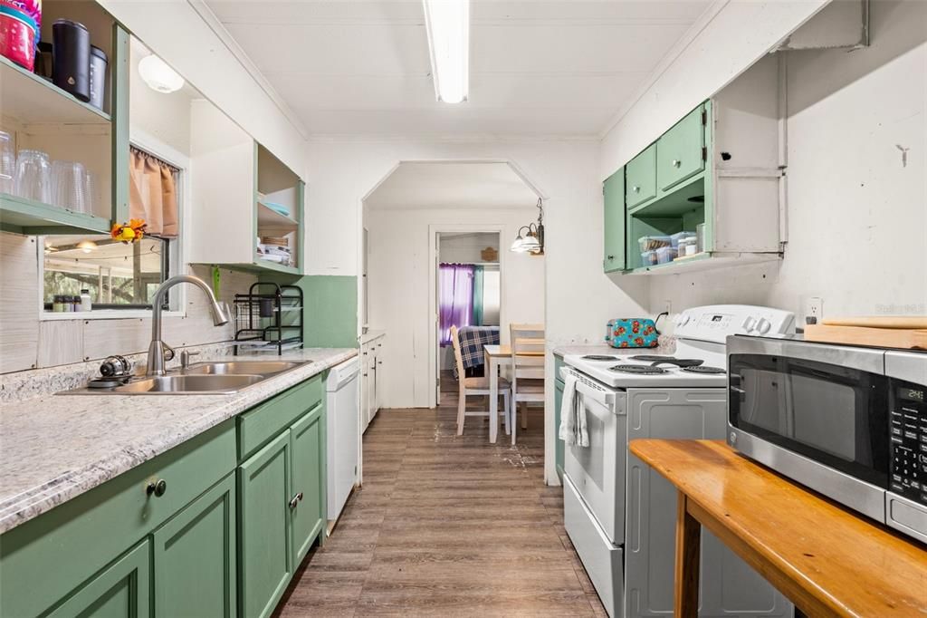 For Sale: $225,000 (4 beds, 2 baths, 1272 Square Feet)