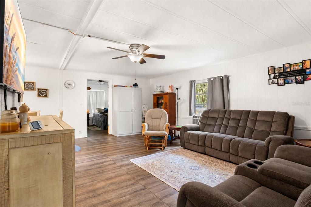 For Sale: $225,000 (4 beds, 2 baths, 1272 Square Feet)