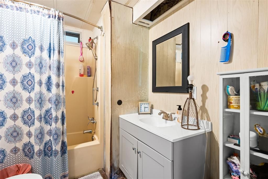 For Sale: $225,000 (4 beds, 2 baths, 1272 Square Feet)