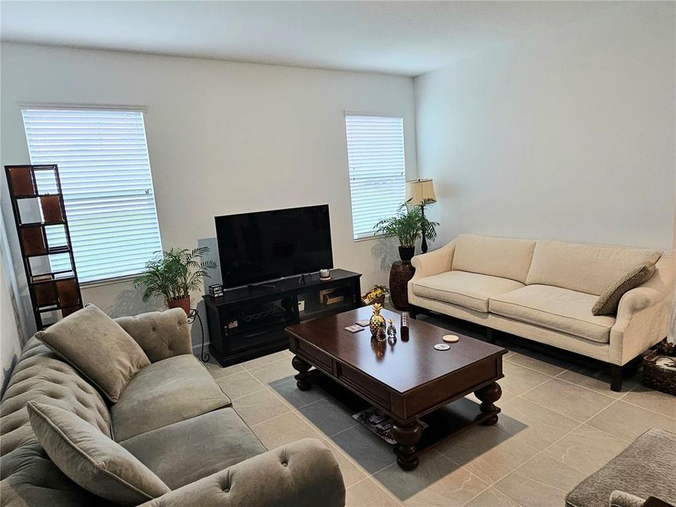 For Rent: $2,500 (4 beds, 2 baths, 1627 Square Feet)