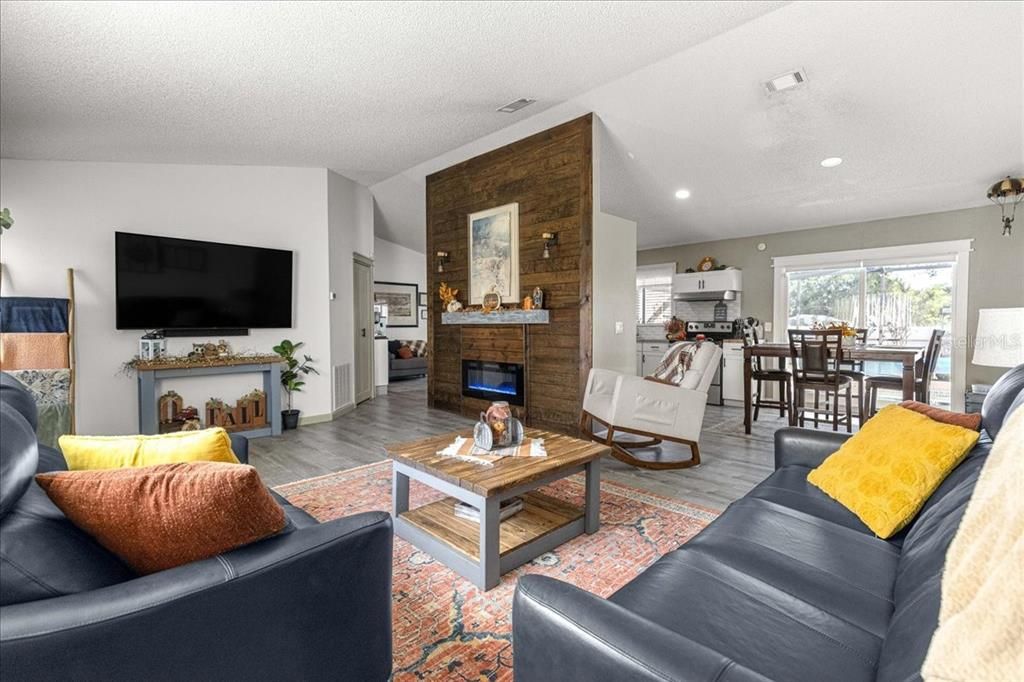 For Sale: $285,000 (3 beds, 2 baths, 1471 Square Feet)