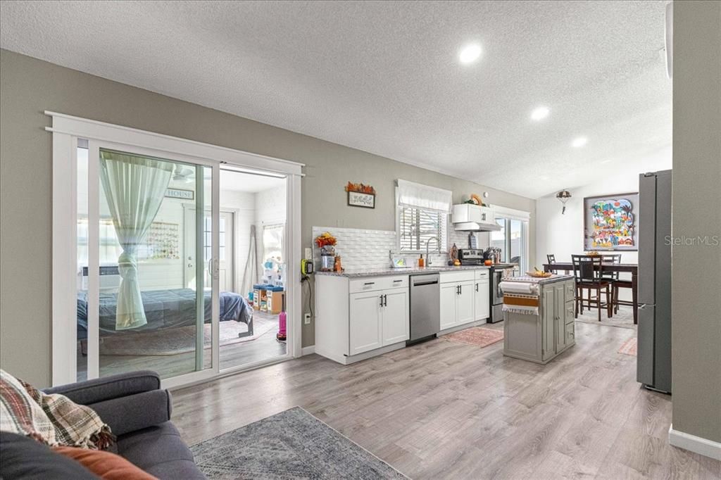 For Sale: $285,000 (3 beds, 2 baths, 1471 Square Feet)