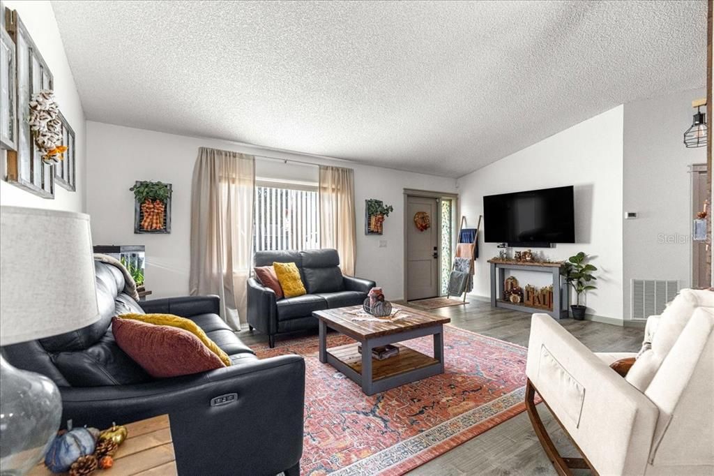 For Sale: $285,000 (3 beds, 2 baths, 1471 Square Feet)