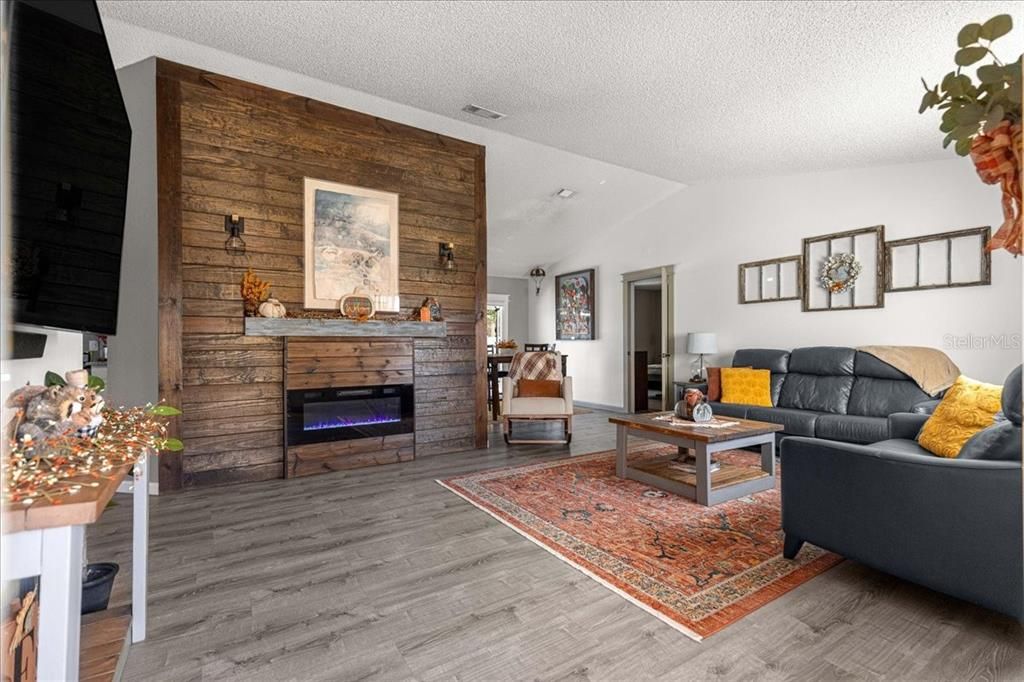 For Sale: $285,000 (3 beds, 2 baths, 1471 Square Feet)