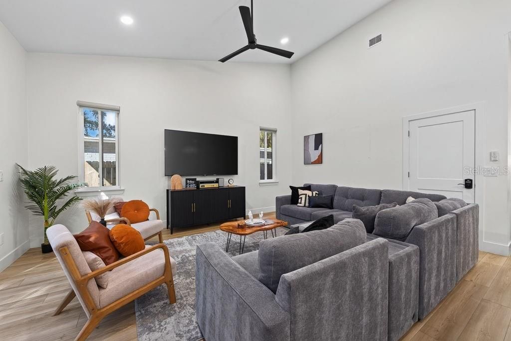 En Venta: $545,000 (3 camas, 2 baños, 1570 Pies cuadrados)