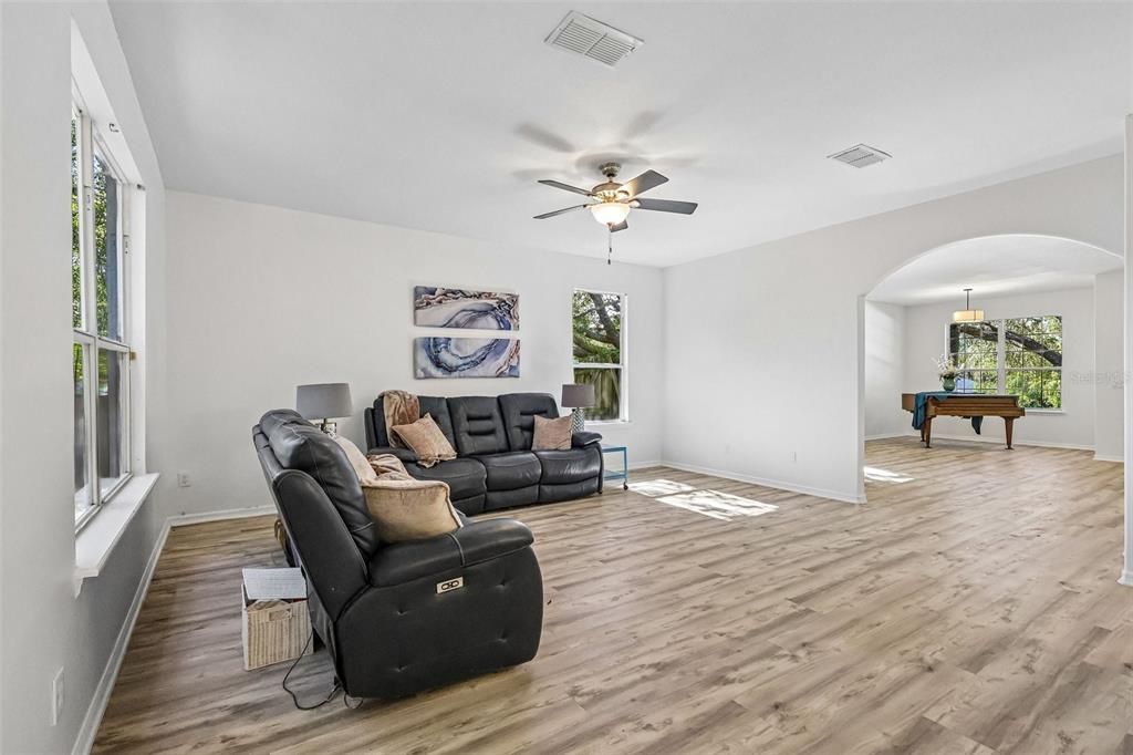 For Sale: $479,000 (4 beds, 2 baths, 2862 Square Feet)