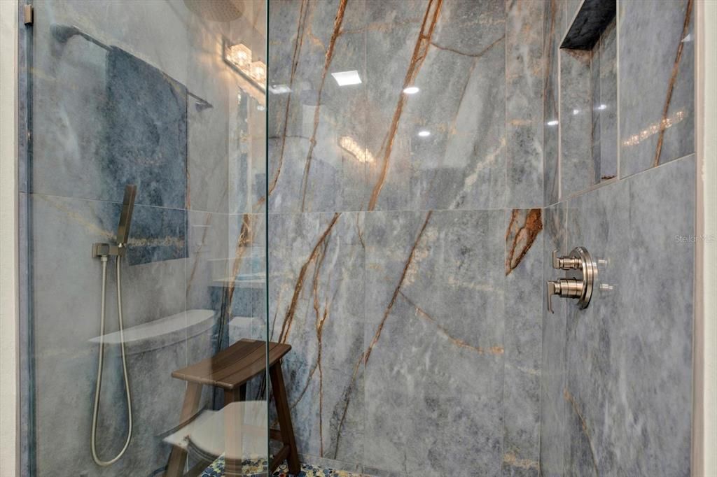 For Sale: $247,000 (1 beds, 1 baths, 1030 Square Feet)