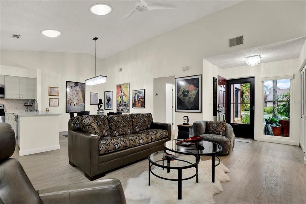 For Sale: $247,000 (1 beds, 1 baths, 1030 Square Feet)