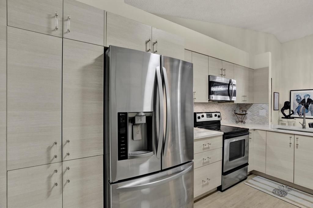 For Sale: $247,000 (1 beds, 1 baths, 1030 Square Feet)