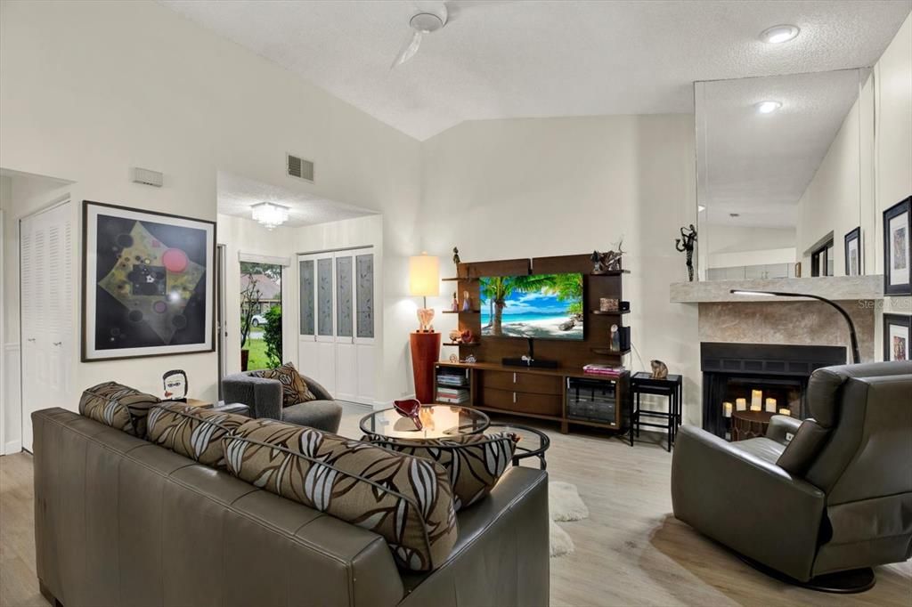 For Sale: $247,000 (1 beds, 1 baths, 1030 Square Feet)