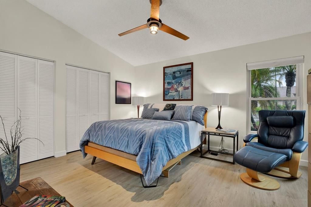 For Sale: $247,000 (1 beds, 1 baths, 1030 Square Feet)