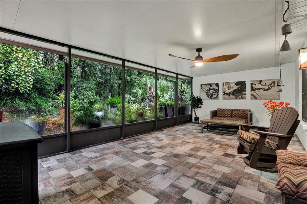 For Sale: $247,000 (1 beds, 1 baths, 1030 Square Feet)
