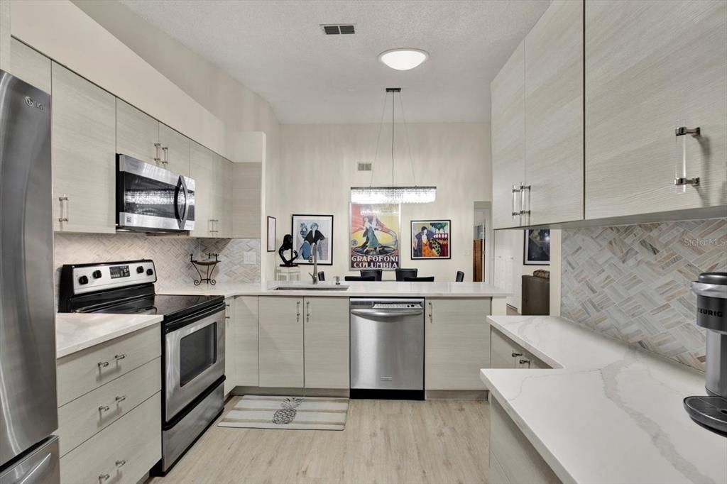 For Sale: $247,000 (1 beds, 1 baths, 1030 Square Feet)