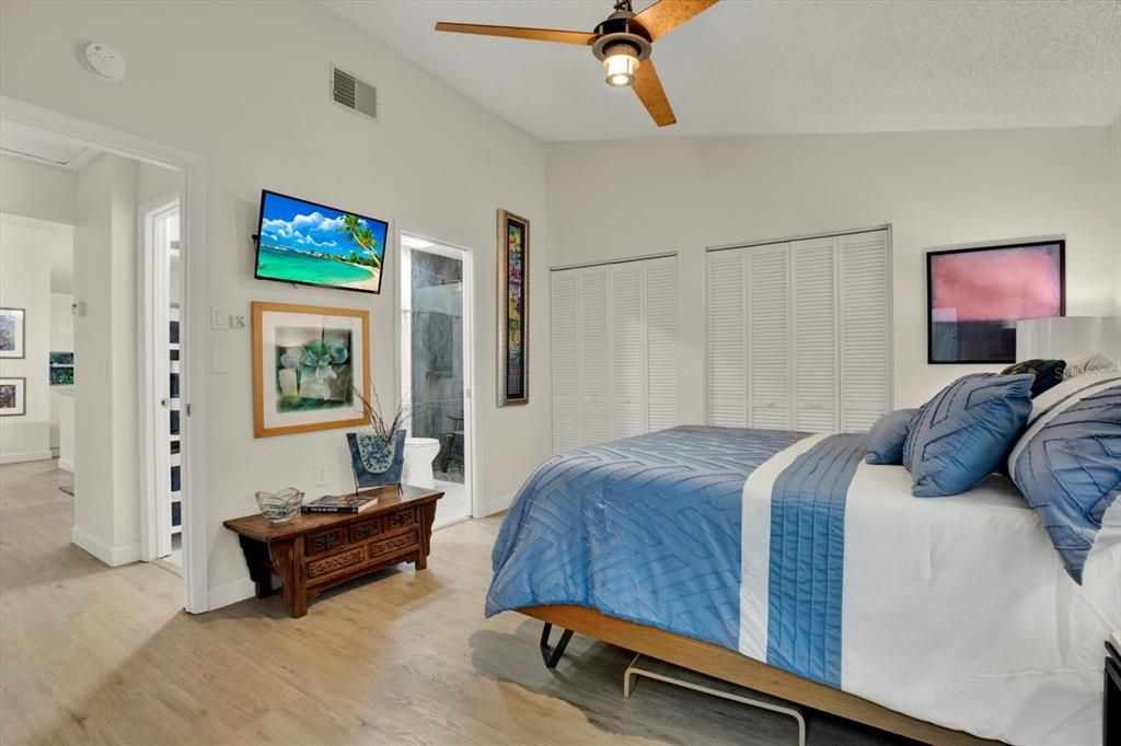 For Sale: $247,000 (1 beds, 1 baths, 1030 Square Feet)