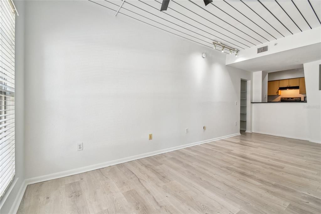 Active With Contract: $2,695 (2 beds, 2 baths, 1206 Square Feet)