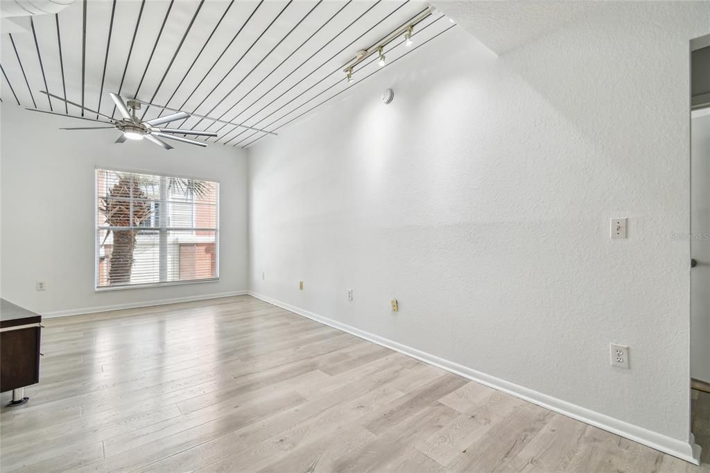 Active With Contract: $2,695 (2 beds, 2 baths, 1206 Square Feet)