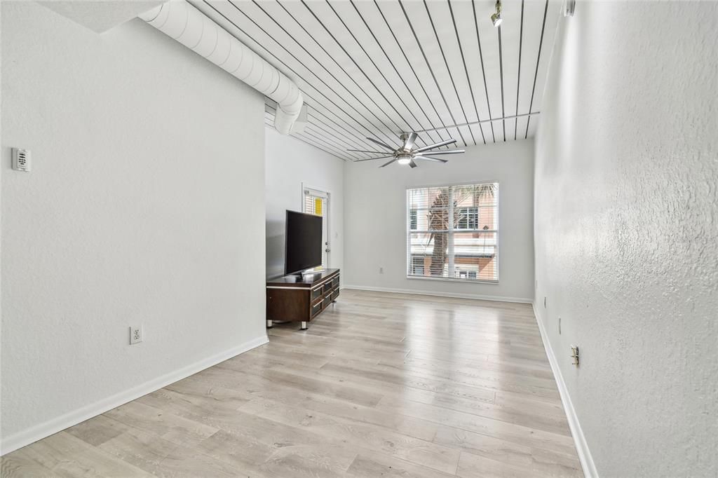 Active With Contract: $2,695 (2 beds, 2 baths, 1206 Square Feet)