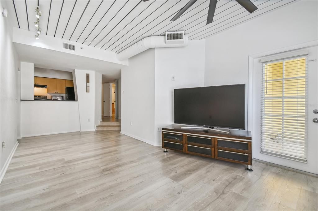 Active With Contract: $2,695 (2 beds, 2 baths, 1206 Square Feet)