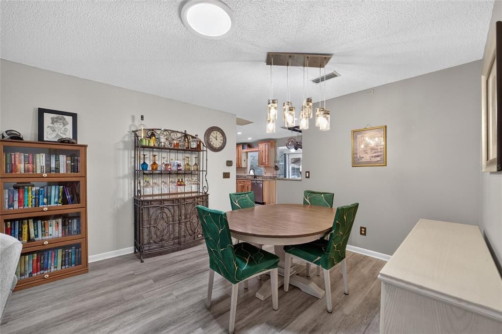 For Sale: $189,900 (2 beds, 2 baths, 1258 Square Feet)