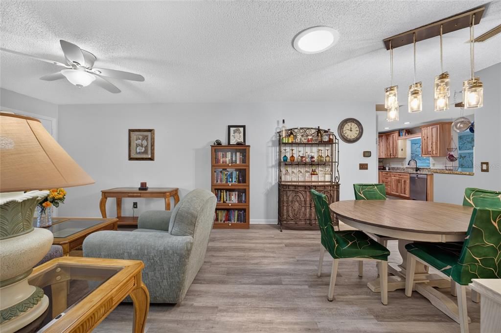 For Sale: $189,900 (2 beds, 2 baths, 1258 Square Feet)