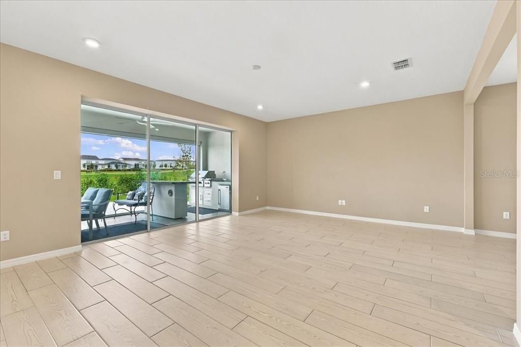 En Venta: $925,000 (5 camas, 3 baños, 3643 Pies cuadrados)