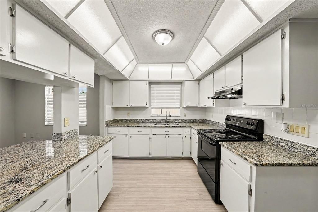 На продажу: $319,900 (3 спален, 2 ванн, 1419 Квадратных фут)