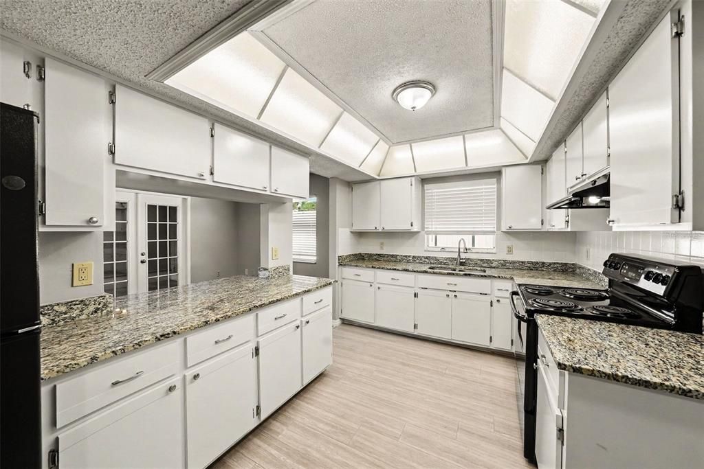 На продажу: $319,900 (3 спален, 2 ванн, 1419 Квадратных фут)