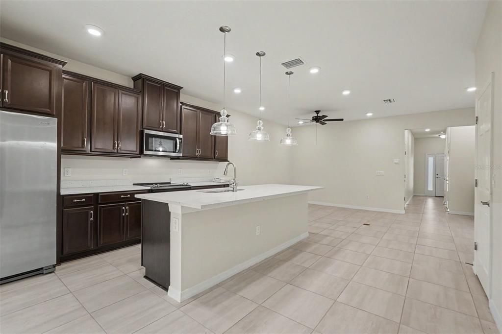 En Venta: $354,900 (3 camas, 2 baños, 1920 Pies cuadrados)