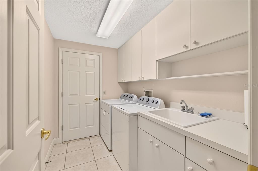 For Sale: $550,000 (3 beds, 2 baths, 2704 Square Feet)