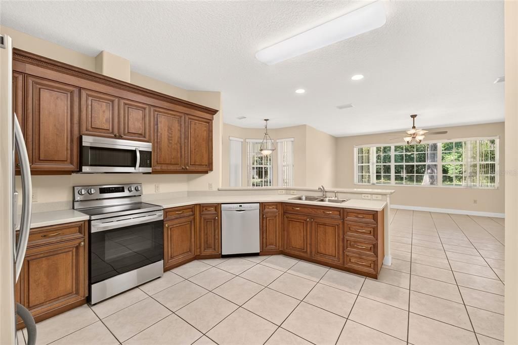 For Sale: $550,000 (3 beds, 2 baths, 2704 Square Feet)