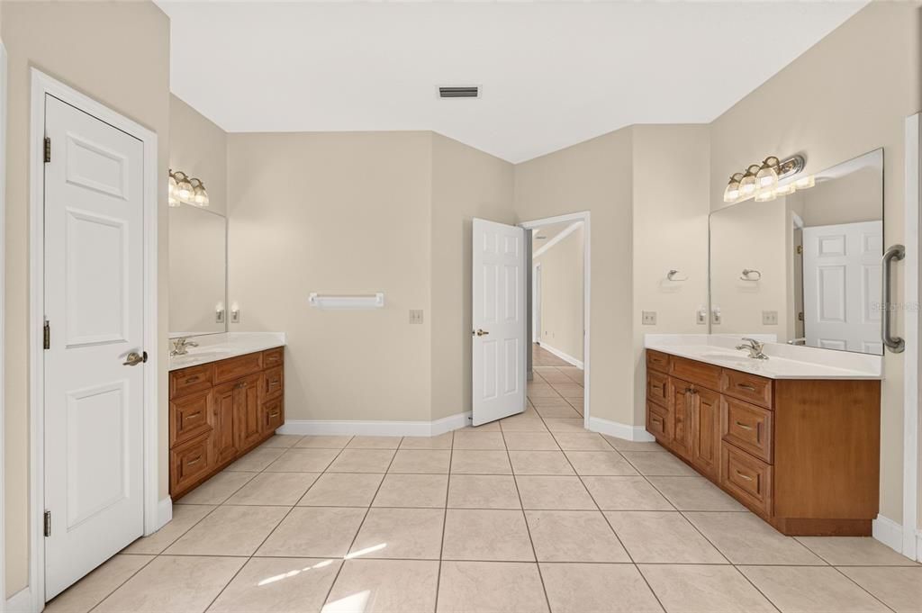 For Sale: $550,000 (3 beds, 2 baths, 2704 Square Feet)