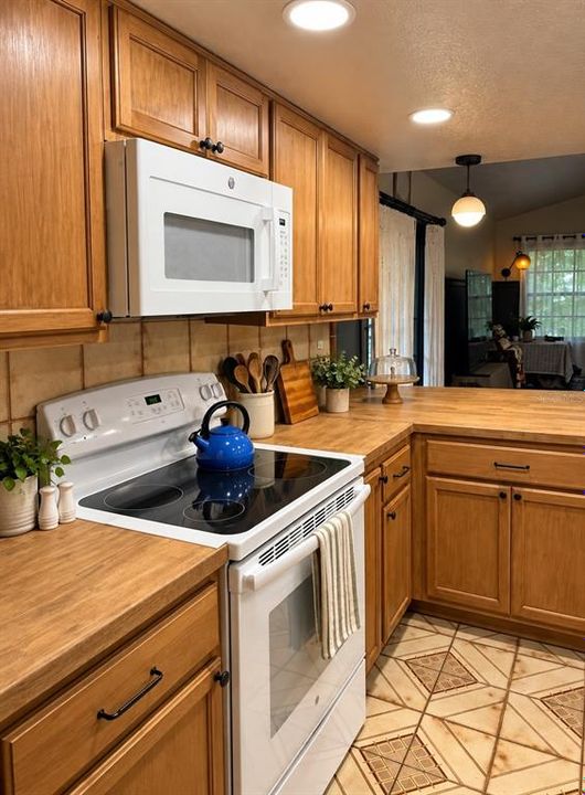 For Sale: $275,000 (2 beds, 2 baths, 1634 Square Feet)