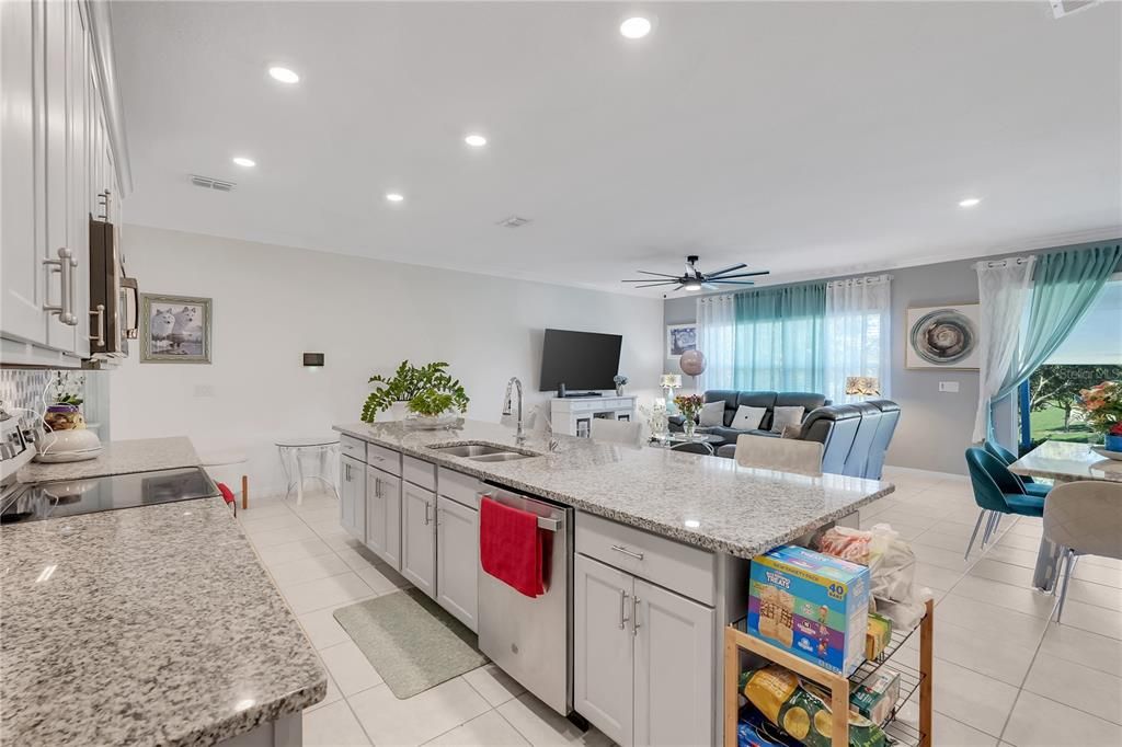 На продажу: $439,999 (3 спален, 2 ванн, 2043 Квадратных фут)