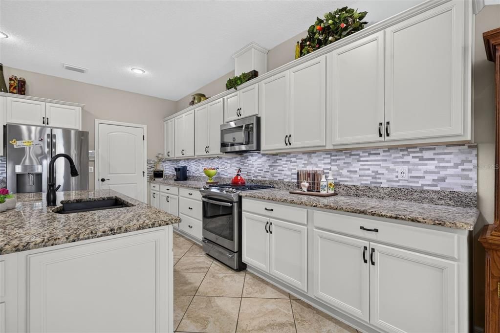 For Sale: $485,000 (3 beds, 3 baths, 2379 Square Feet)