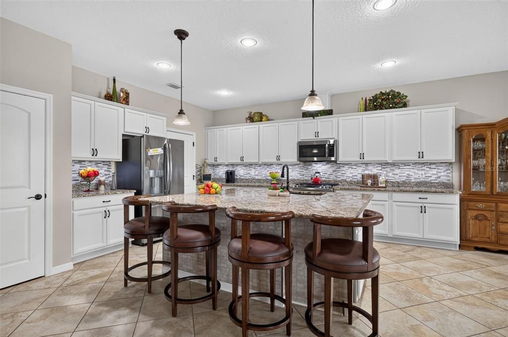 For Sale: $485,000 (3 beds, 3 baths, 2379 Square Feet)