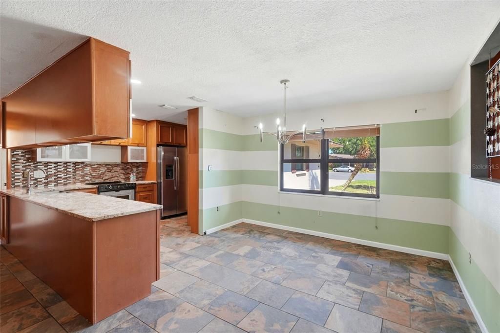 En Venta: $349,995 (4 camas, 3 baños, 2155 Pies cuadrados)