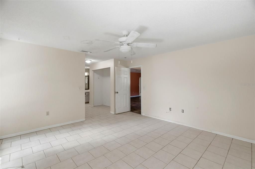 En Venta: $349,995 (4 camas, 3 baños, 2155 Pies cuadrados)