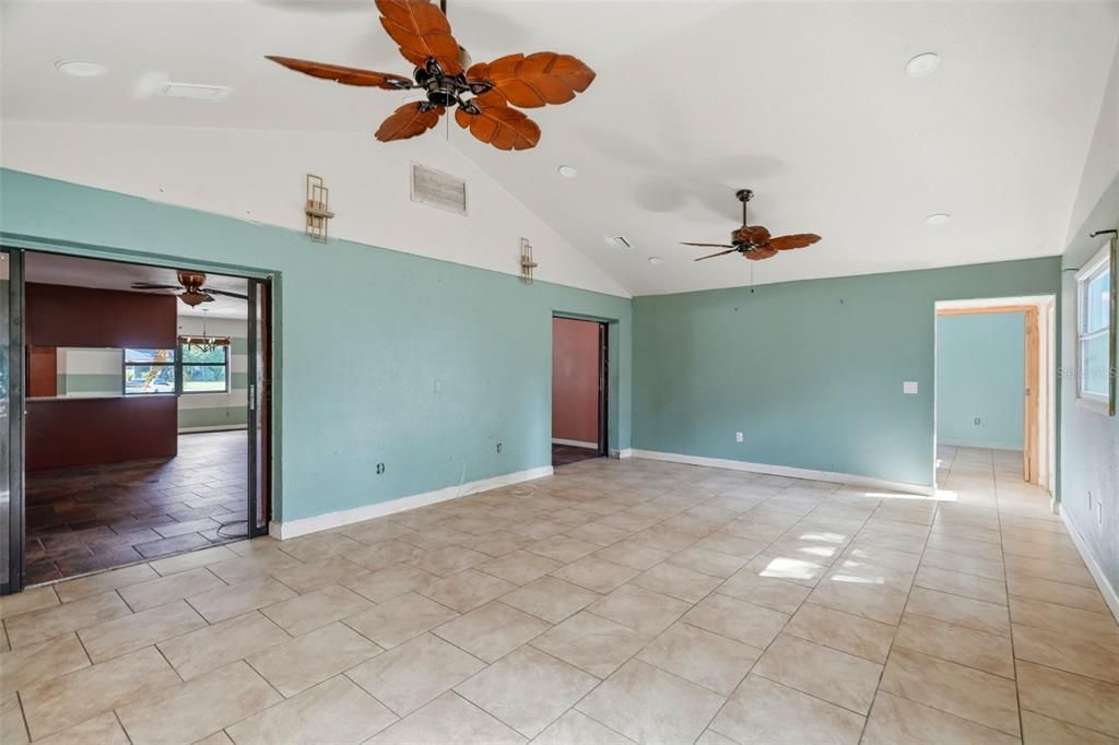 En Venta: $349,995 (4 camas, 3 baños, 2155 Pies cuadrados)