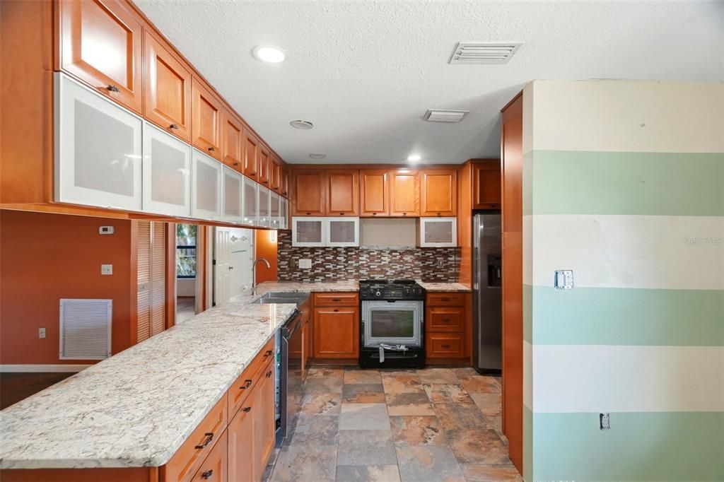 En Venta: $349,995 (4 camas, 3 baños, 2155 Pies cuadrados)