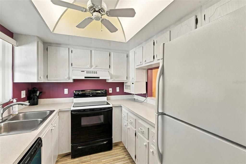 For Sale: $140,000 (2 beds, 1 baths, 913 Square Feet)