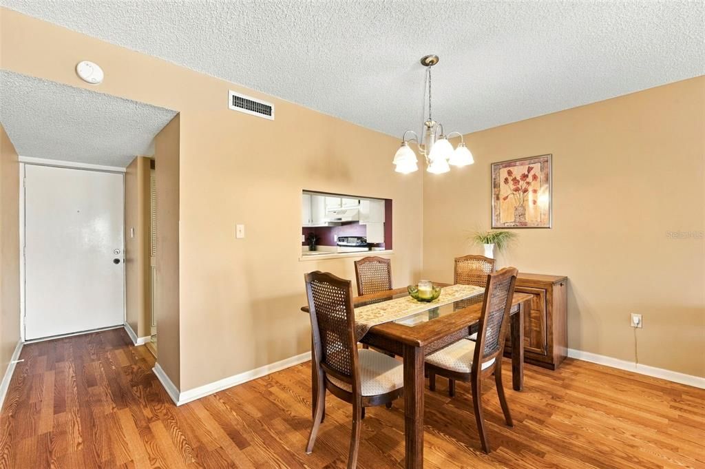 For Sale: $140,000 (2 beds, 1 baths, 913 Square Feet)