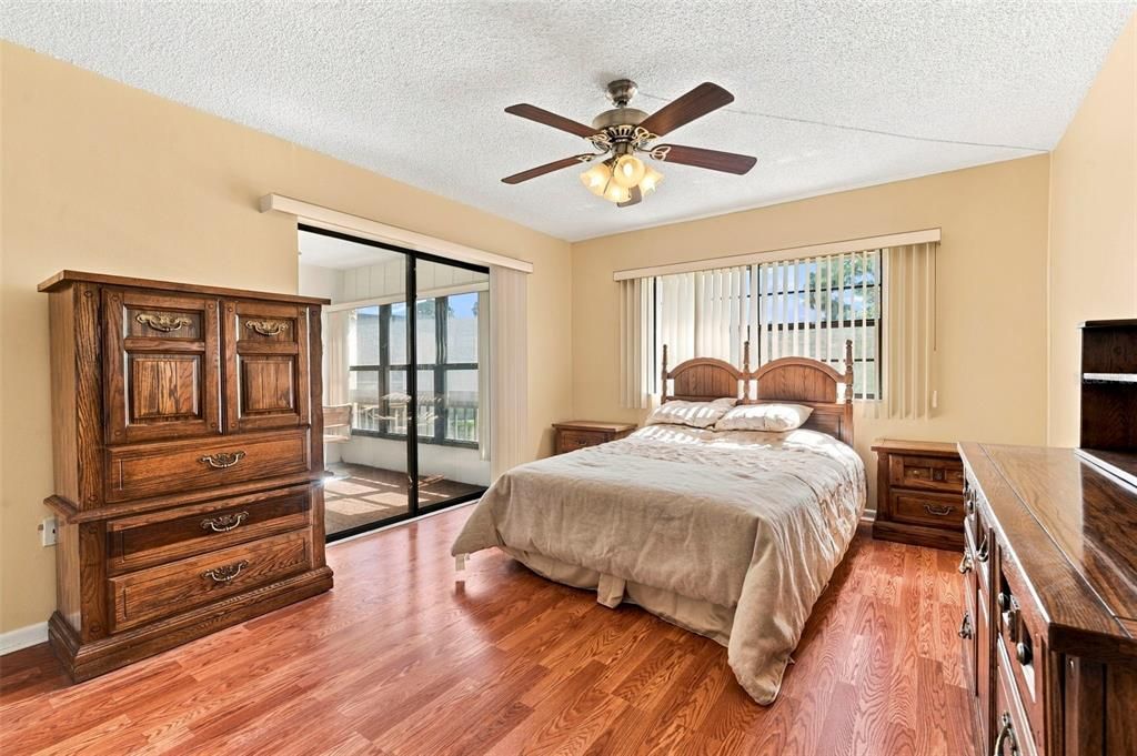 For Sale: $140,000 (2 beds, 1 baths, 913 Square Feet)