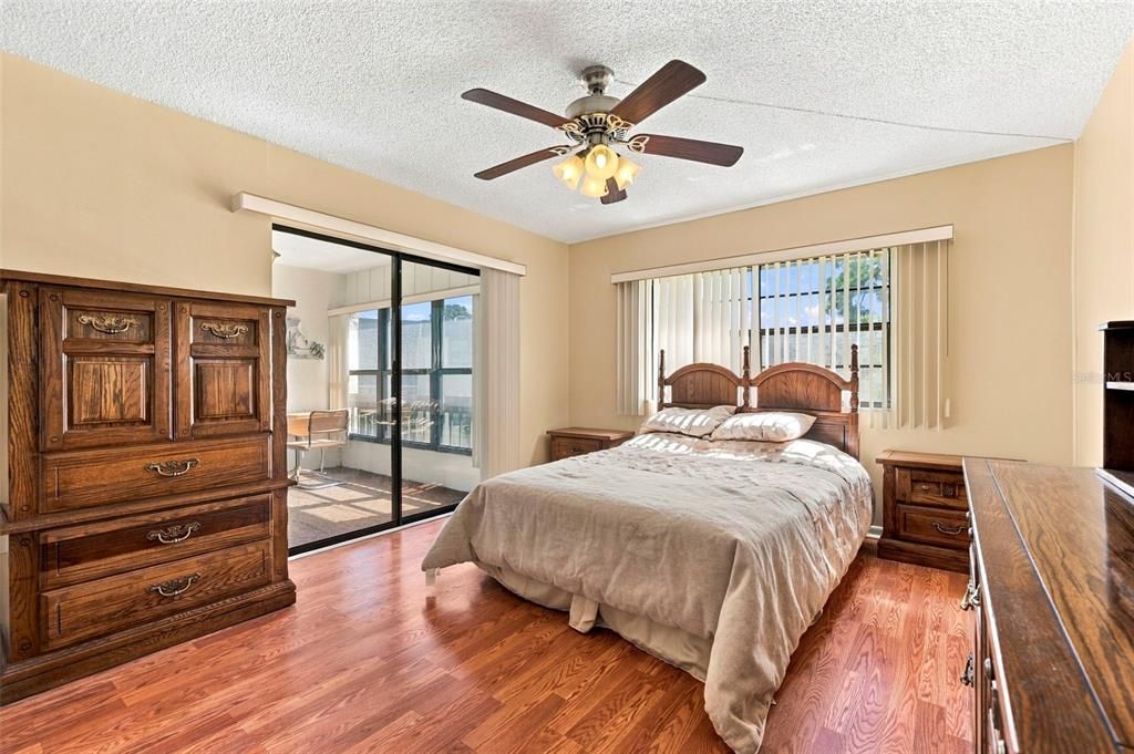 For Sale: $140,000 (2 beds, 1 baths, 913 Square Feet)