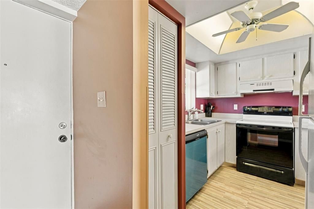 For Sale: $140,000 (2 beds, 1 baths, 913 Square Feet)